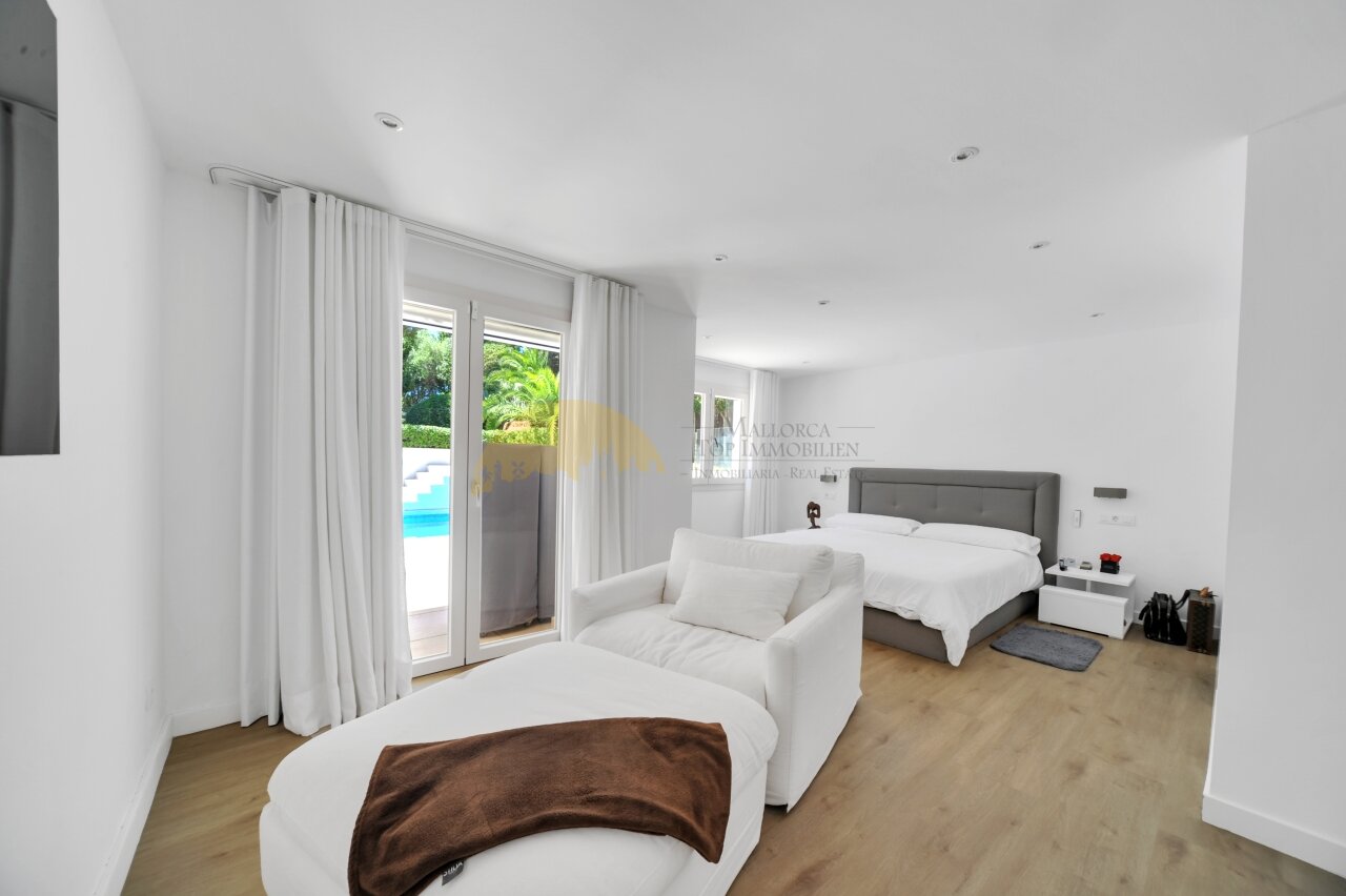 Hauptschlafzimmer mit direktem Poolzugang und hochwertiger Ausstattung