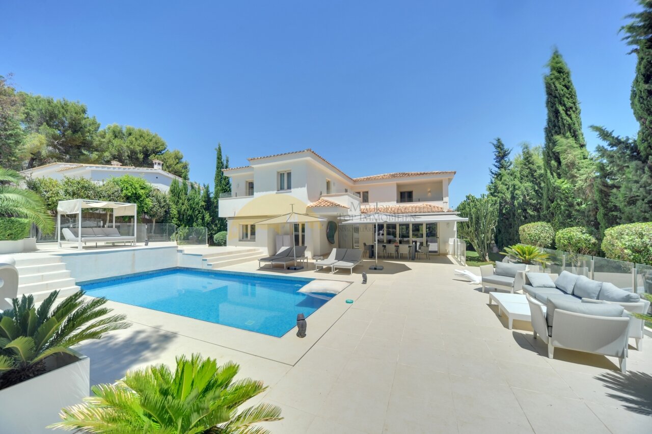 Poolanlage mit eleganter Lounge-Terrasse und integriertem Poolhaus
