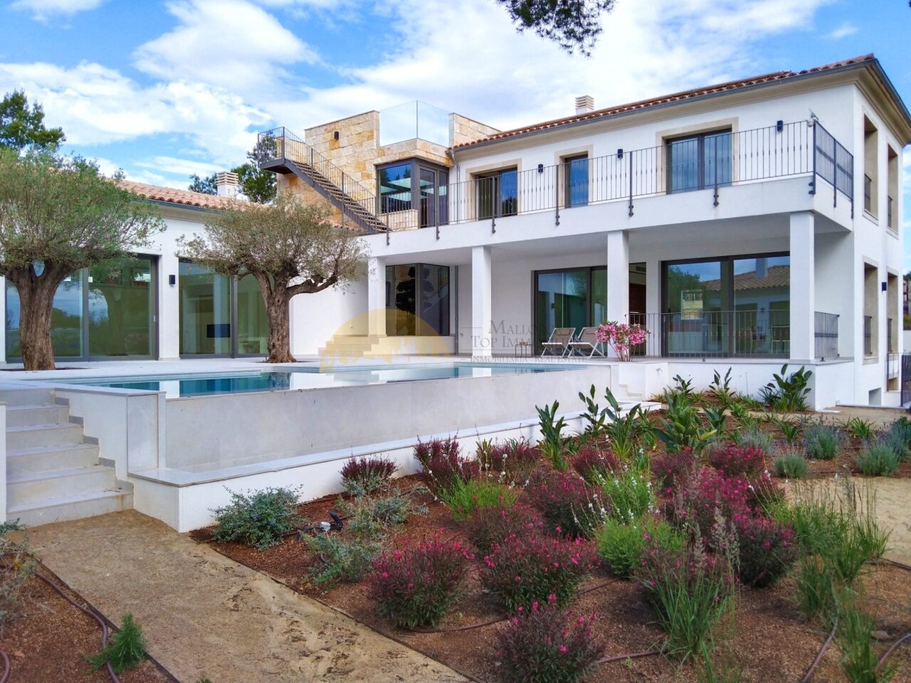 Moderne Außenanlage mit beeindruckender Poolgestaltung und durchdachtem Terrassensystem Moderne Außenanlage mit beeindruckender Poolgestaltung und durchdachtem Terrassensystem