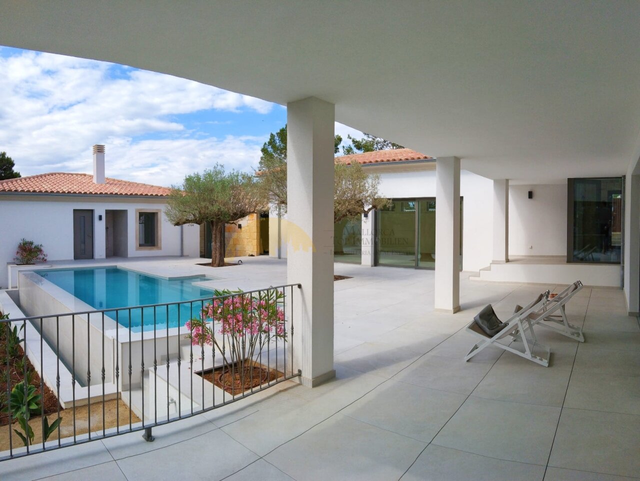 Überdachte Terrasse mit freiem Blick auf Pool und Außenanlage Überdachte Terrasse mit freiem Blick auf Pool und Außenanlage