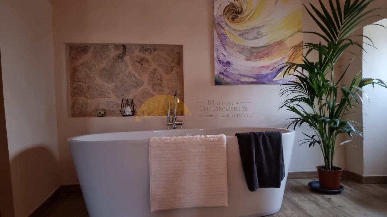 Luxuriöses Badezimmer mit freistehender Wanne und integrierter Nische Luxuriöses Badezimmer mit freistehender Wanne und integrierter Nische