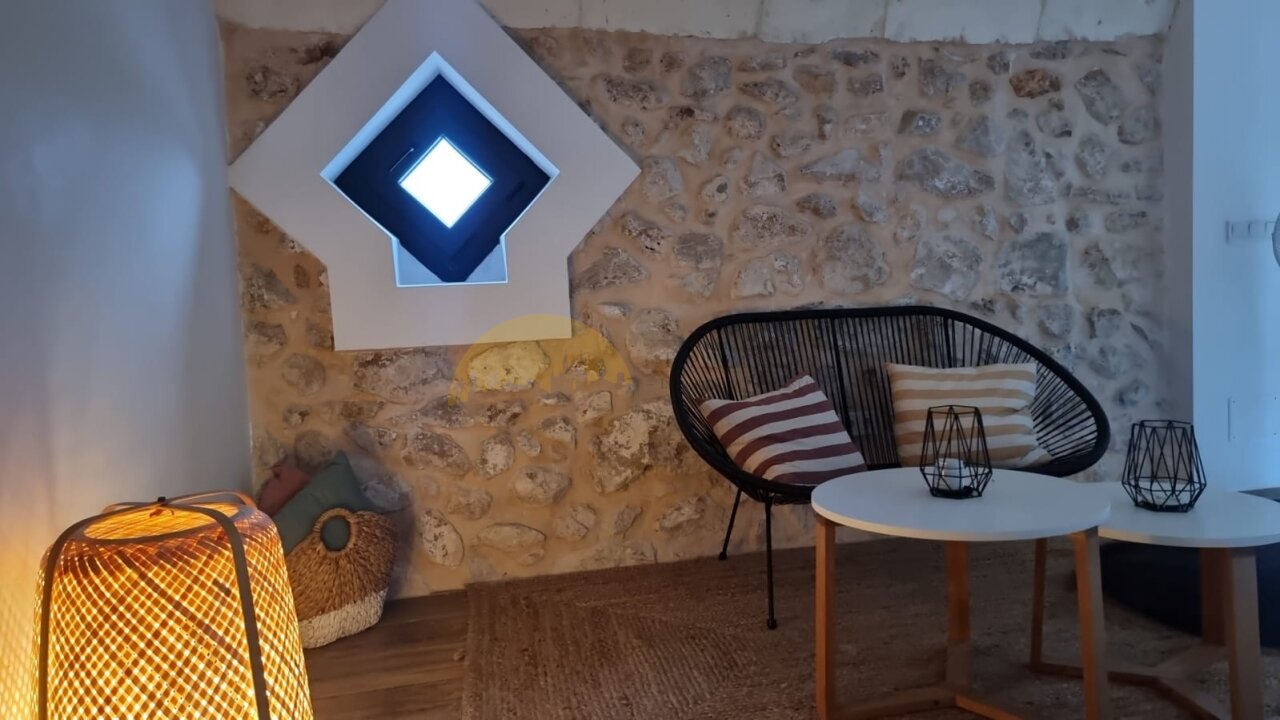 Moderner Wohnbereich mit innovativer Deckengestaltung und optimaler Lichtzuführung Moderner Wohnbereich mit innovativer Deckengestaltung und optimaler Lichtzuführung