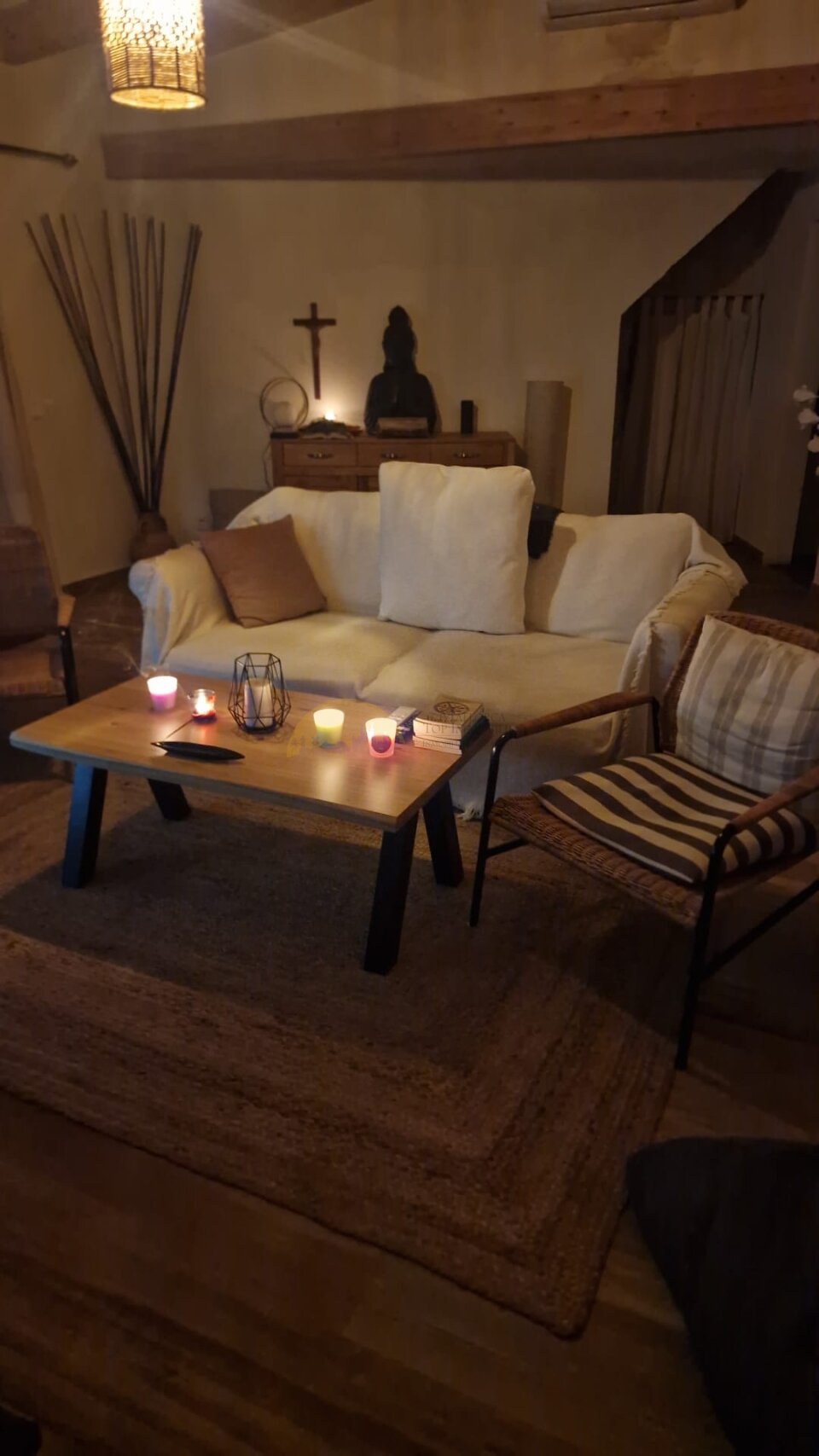 Wohnzimmer mit beeindruckender Balkendecke und raumhohen Fenstern Wohnzimmer mit beeindruckender Balkendecke und raumhohen Fenstern