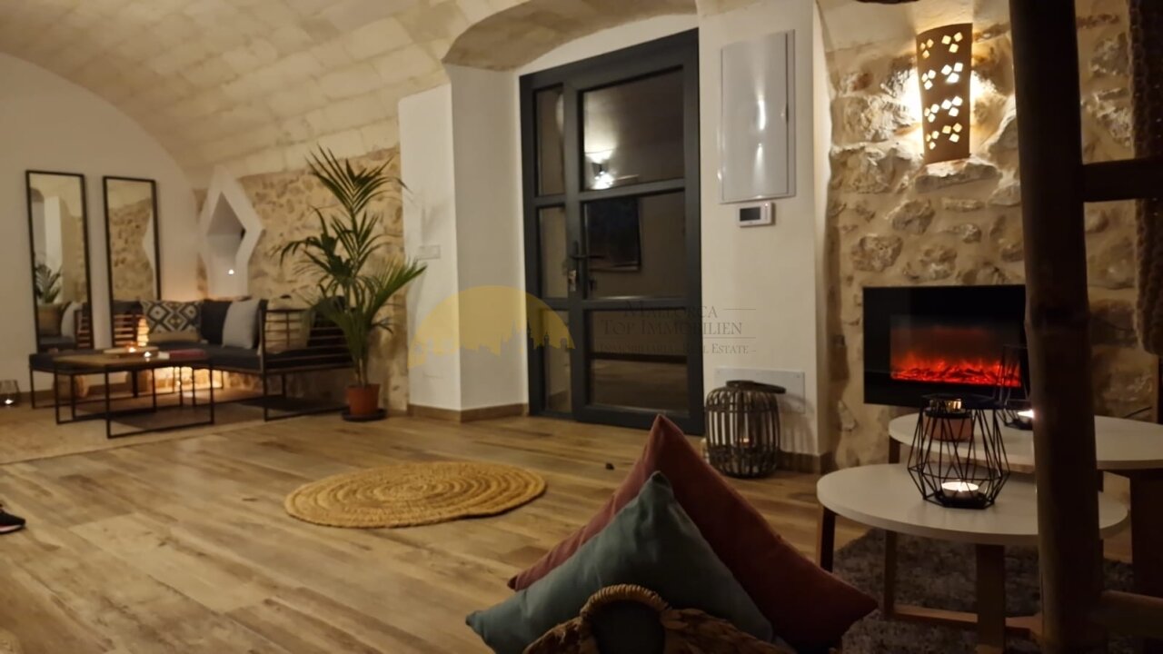 Authentischer Wohnraum mit Natursteinwänden und moderner Ausstattung Authentischer Wohnraum mit Natursteinwänden und moderner Ausstattung