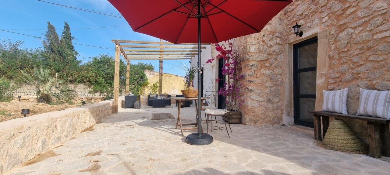 Terrassenbereich mit Pergola und direktem Zugang zum Garten Terrassenbereich mit Pergola und direktem Zugang zum Garten