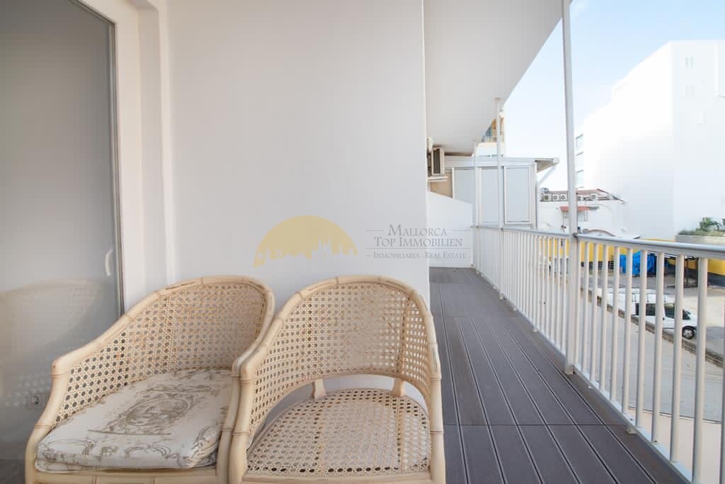 Sonnendurchflutete Terrasse mit bodentiefem Fensterfront und Panoramablick
