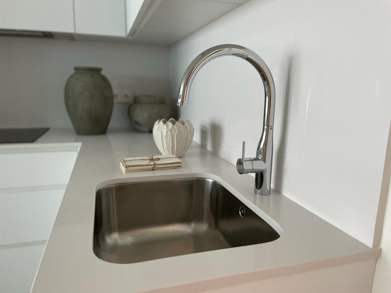 Moderne Küche mit ergonomischer Spülenzone und hochwertiger Armatur Moderne Küche mit ergonomischer Spülenzone und hochwertiger Armatur
