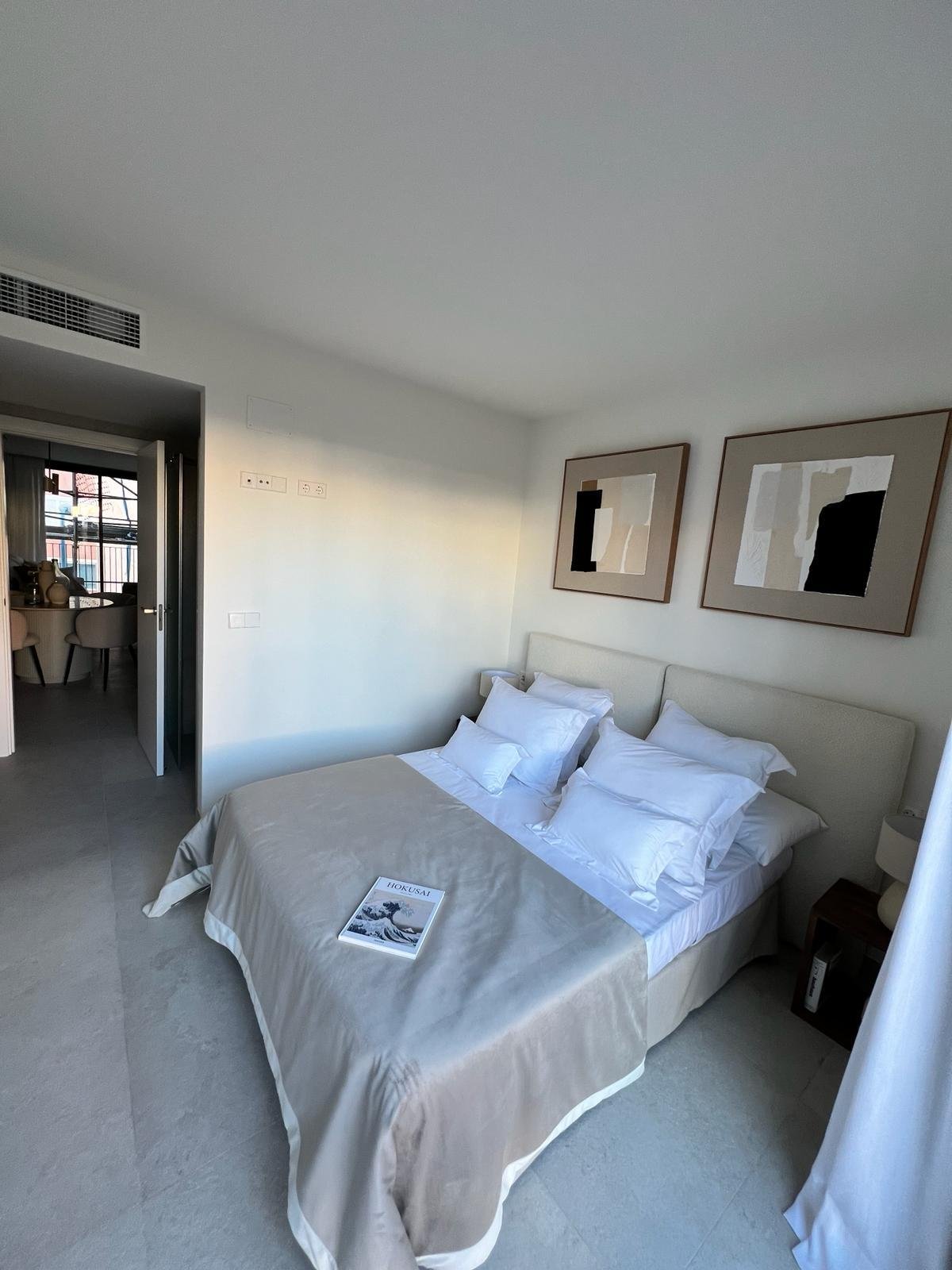 Helles Schlafzimmer mit raumhohem Fenster und direktem Zugang zum Wohnbereich Helles Schlafzimmer mit raumhohem Fenster und direktem Zugang zum Wohnbereich