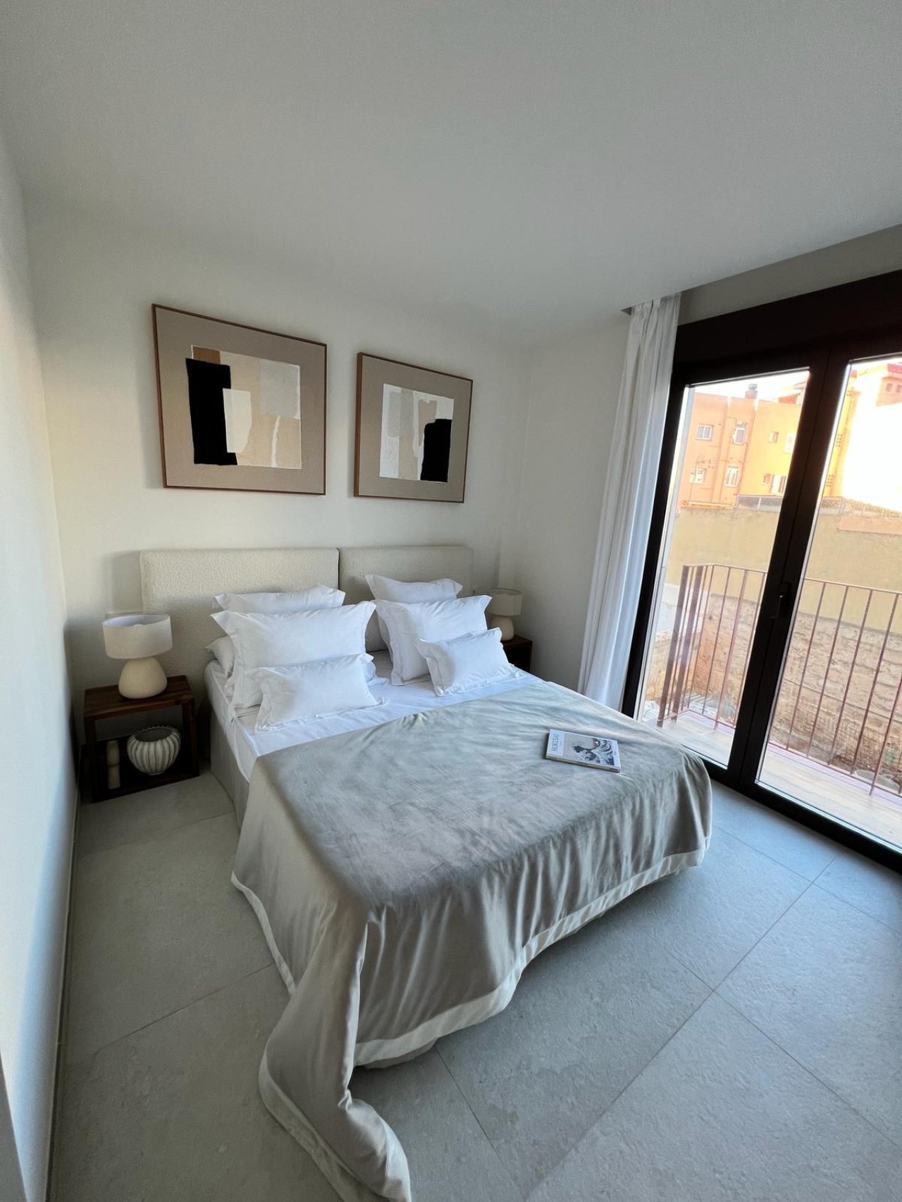 Helles Schlafzimmer mit direktem Balkonzugang und großzügiger Fensterfront Helles Schlafzimmer mit direktem Balkonzugang und großzügiger Fensterfront