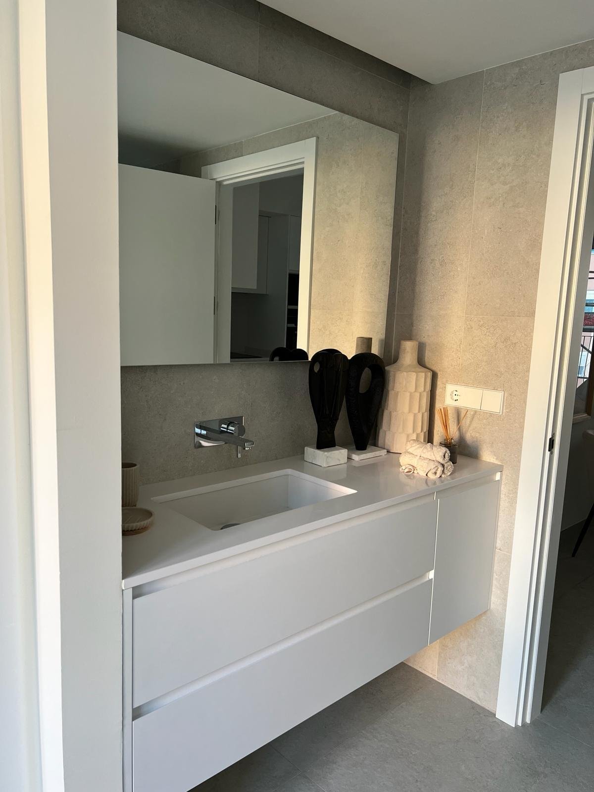 Modernes Badezimmer mit breiter Waschtischanlage, Spiegelschrank und hochwertiger Wandgestaltung Modernes Badezimmer mit breiter Waschtischanlage, Spiegelschrank und hochwertiger Wandgestaltung