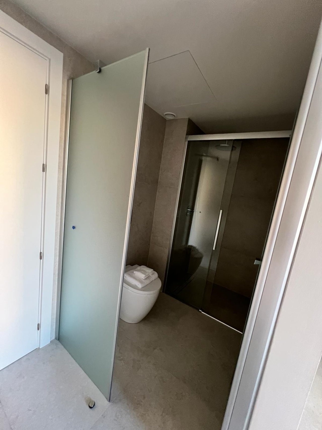 Modernes Badezimmer mit Walk-In-Dusche, Natursteinoptik und funktionaler Raumaufteilung Modernes Badezimmer mit Walk-In-Dusche, Natursteinoptik und funktionaler Raumaufteilung