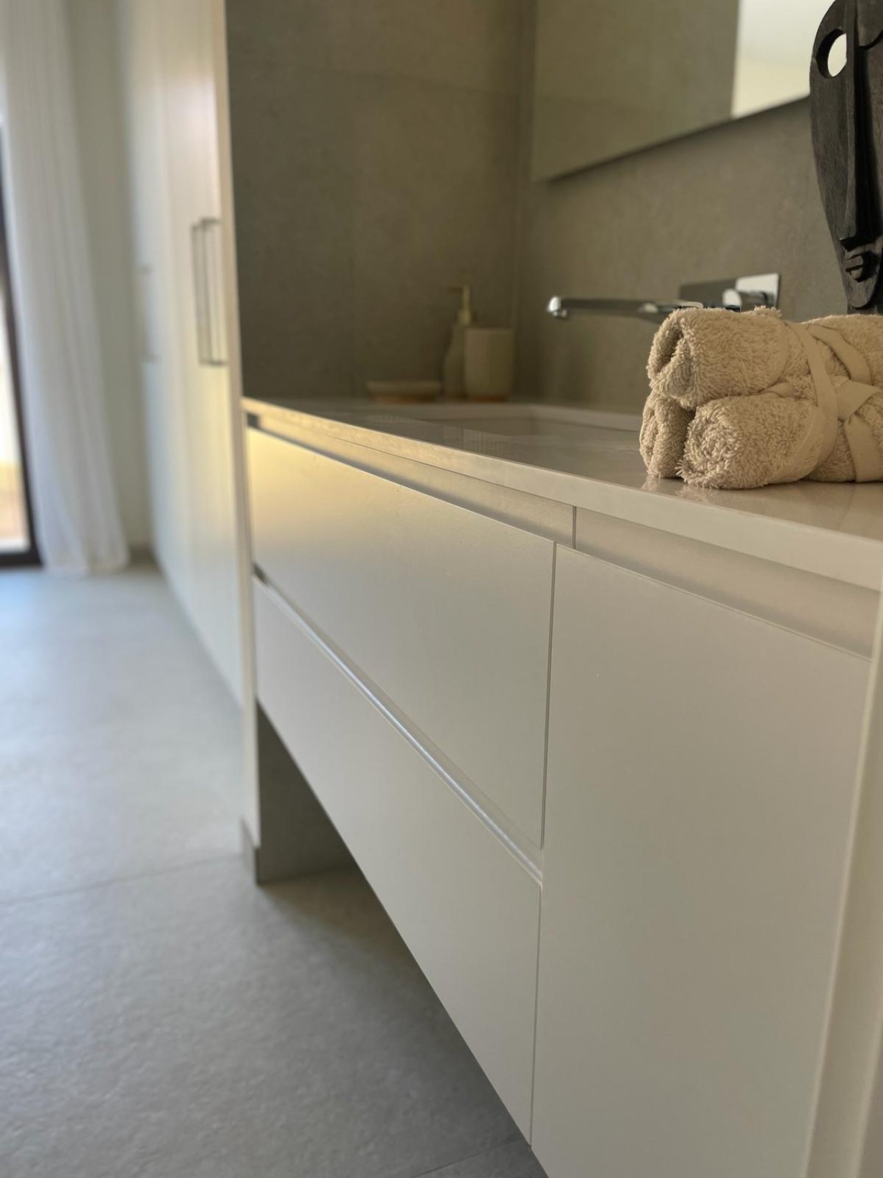 Modernes Badezimmer mit ausreichend Stauraum und großflächiger Spiegelfront Modernes Badezimmer mit ausreichend Stauraum und großflächiger Spiegelfront