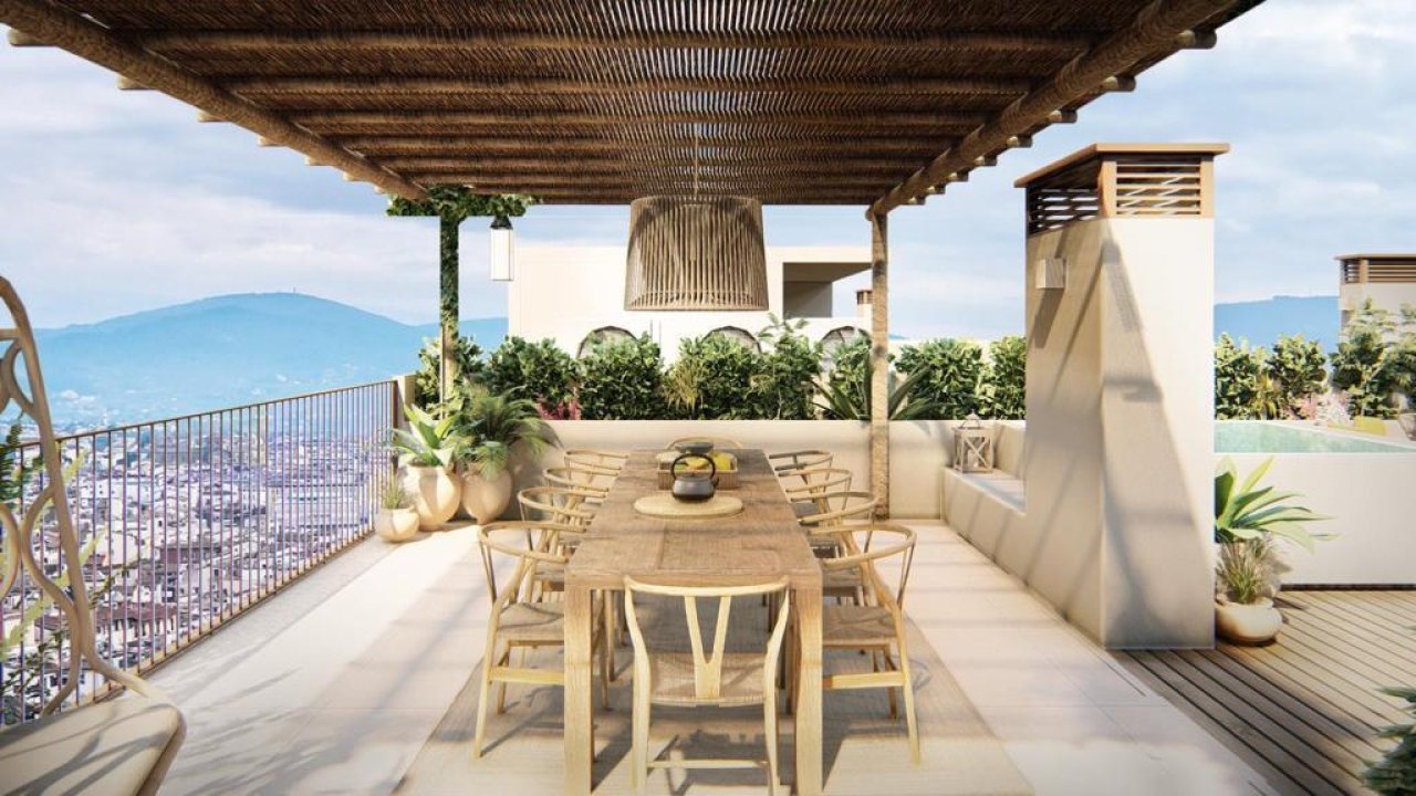 Überdachte Terrasse mit Pergola-Dach, Sichtschutzwänden und Panoramablick auf die Berglandschaft Überdachte Terrasse mit Pergola-Dach, Sichtschutzwänden und Panoramablick auf die Berglandschaft