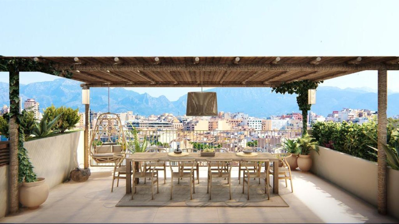 Dachterrasse mit Pergola-Überdachung und spektakulärem Bergpanorama Dachterrasse mit Pergola-Überdachung und spektakulärem Bergpanorama