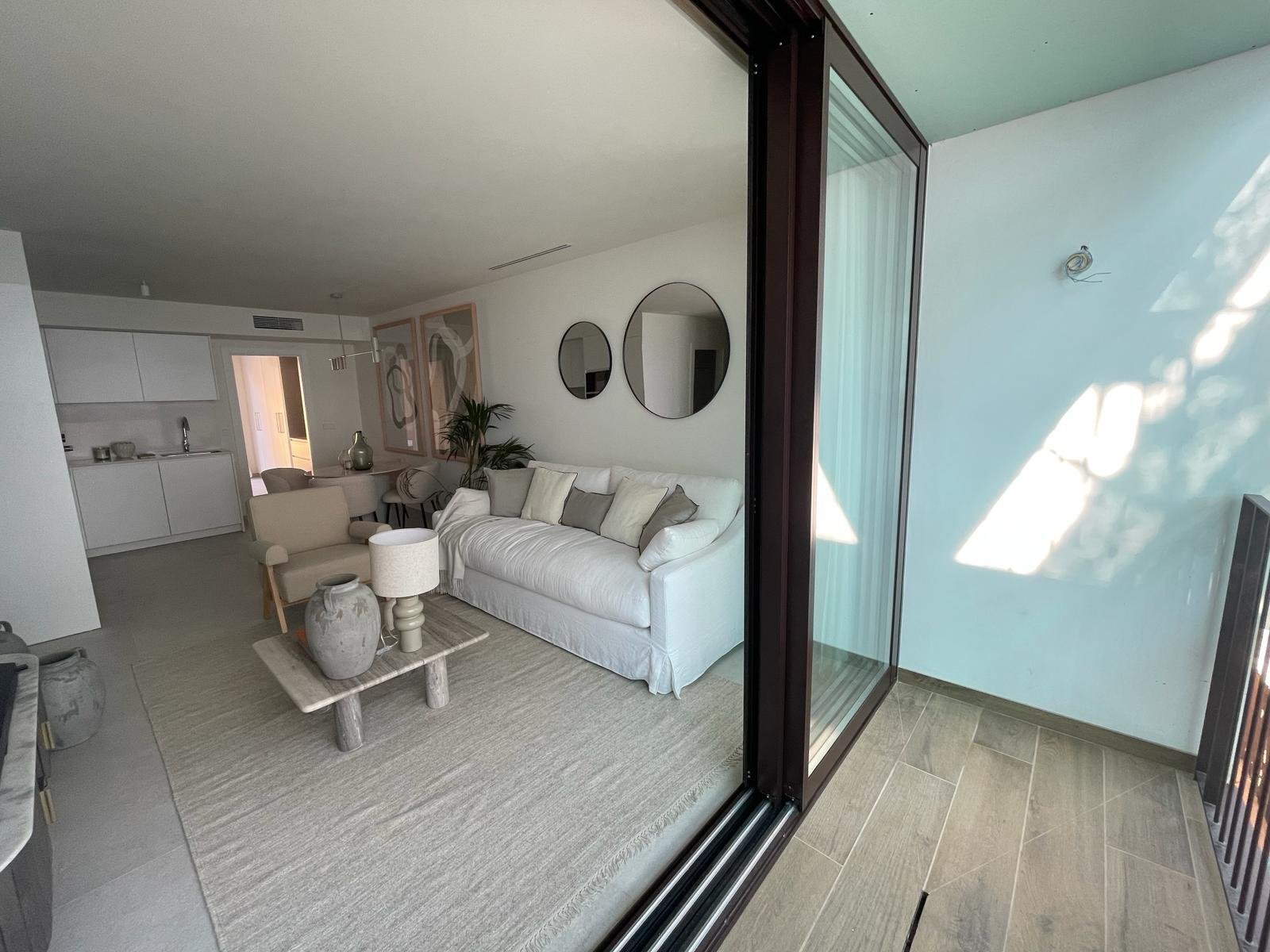 Modernes Wohnzimmer mit raumhoher Schiebetür und direktem Zugang zur Terrasse Modernes Wohnzimmer mit raumhoher Schiebetür und direktem Zugang zur Terrasse