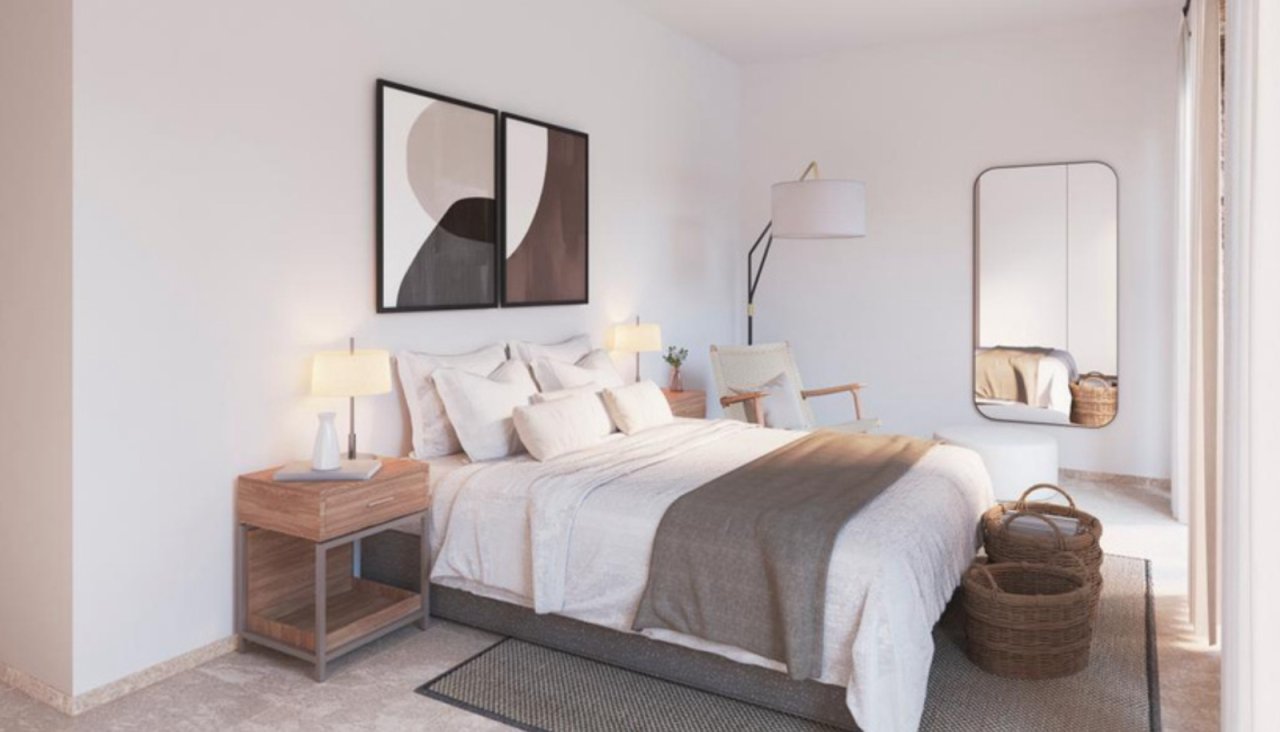 Helles Schlafzimmer mit großzügigen Platzverhältnissen und begehbarem Ankleidebereich Helles Schlafzimmer mit großzügigen Platzverhältnissen und begehbarem Ankleidebereich