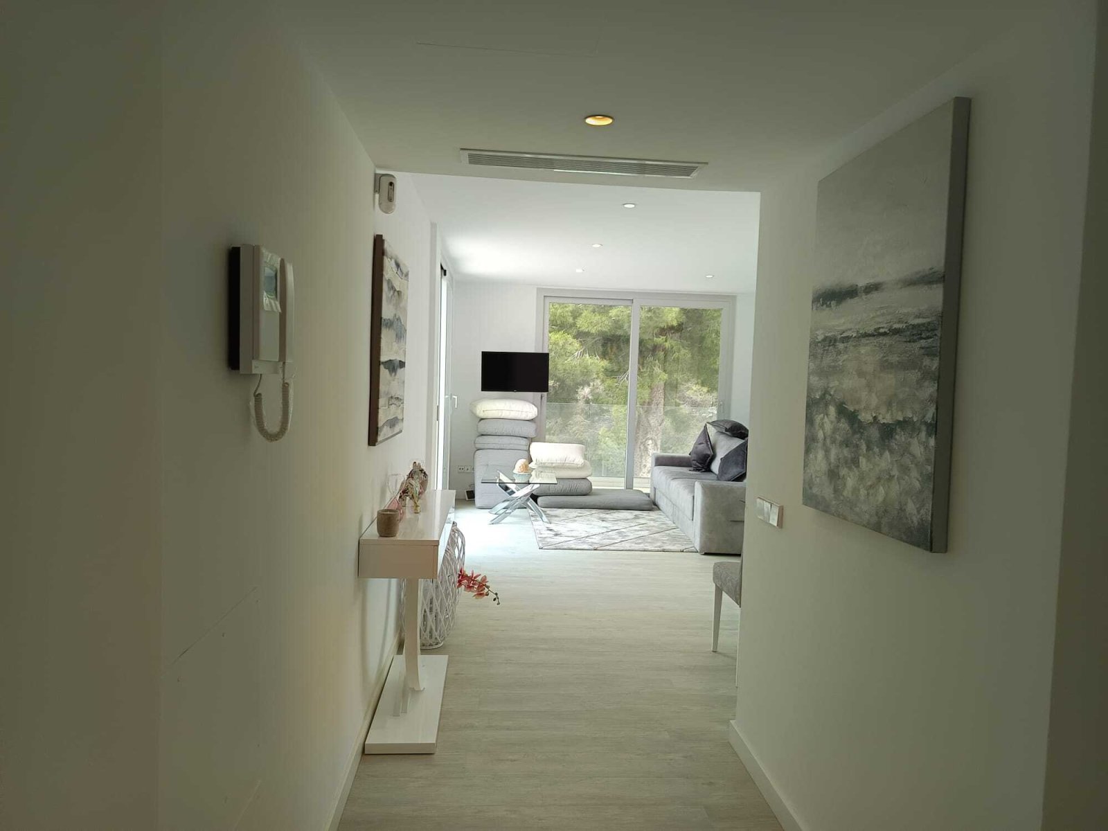 Eleganter Flurbereich mit offener Raumverbindung und moderner Deckenausstattung Eleganter Flurbereich mit offener Raumverbindung und moderner Deckenausstattung