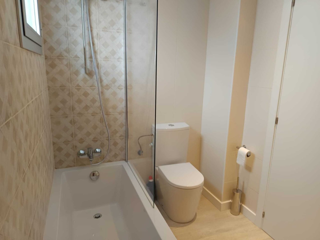 Modernes Badezimmer mit bodengleicher Dusche und separater WC-Anlage Modernes Badezimmer mit bodengleicher Dusche und separater WC-Anlage