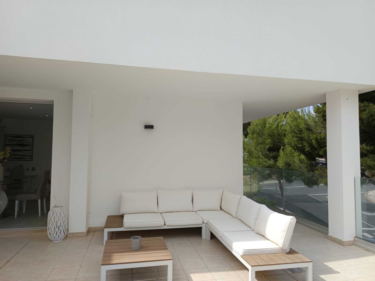 Überdachte Lounge-Terrasse mit großflächiger Verglasung und direktem Gartenanbindung Überdachte Lounge-Terrasse mit großflächiger Verglasung und direktem Gartenanbindung