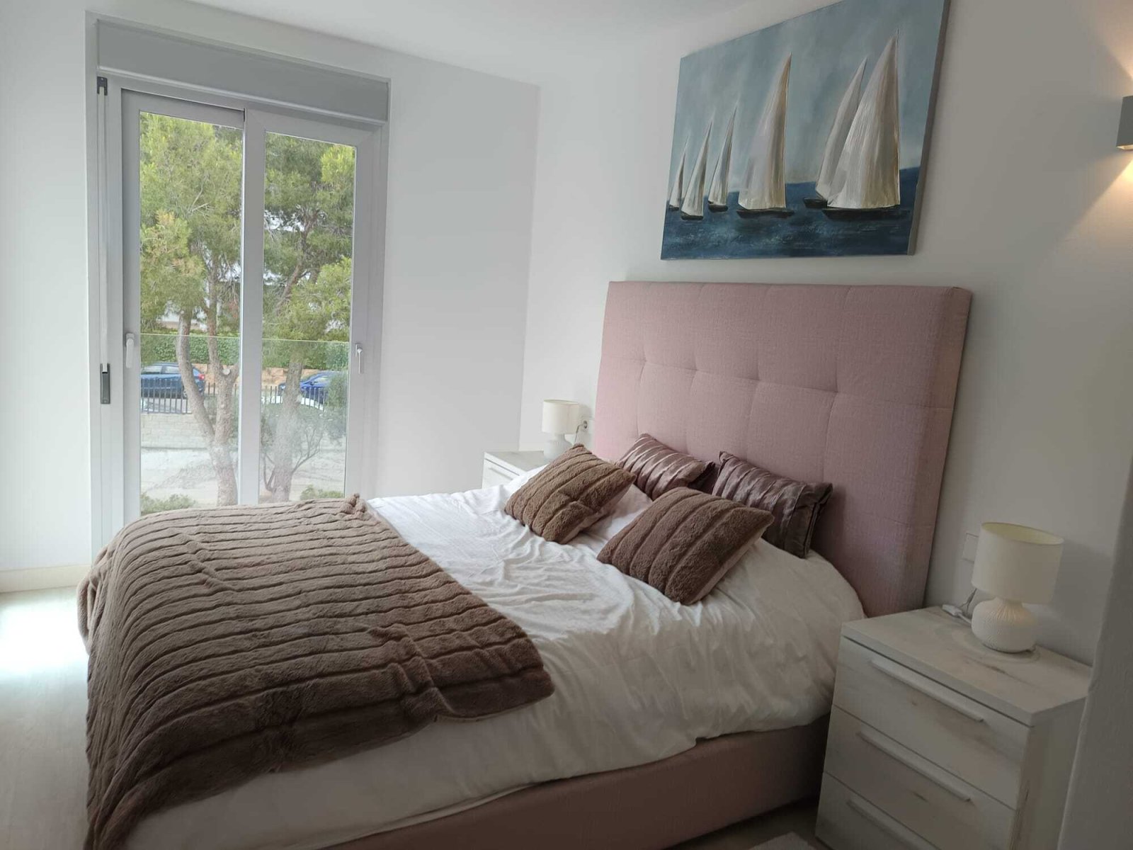 Helles Schlafzimmer mit bodentiefer Glasschiebetür, Terrassenzugang und optimaler Tageslichtnutzung Helles Schlafzimmer mit bodentiefer Glasschiebetür, Terrassenzugang und optimaler Tageslichtnutzung