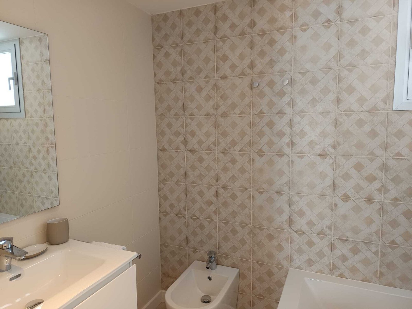 Modernes Badezimmer mit ebenerdiger Dusche, separatem WC und hochwertiger Fliesenausstattung Modernes Badezimmer mit ebenerdiger Dusche, separatem WC und hochwertiger Fliesenausstattung