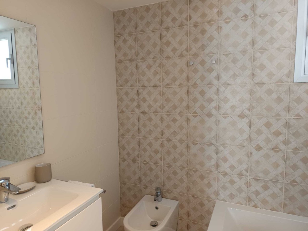 Modernes Badezimmer mit ebenerdiger Dusche, separatem WC und hochwertiger Fliesenausstattung Modernes Badezimmer mit ebenerdiger Dusche, separatem WC und hochwertiger Fliesenausstattung