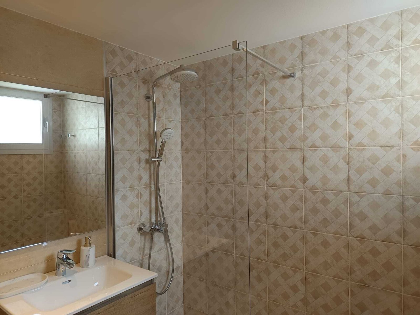 Modernes Badezimmer mit ebenerdiger Dusche, Glastrennwand und hochwertiger Ausstattung Modernes Badezimmer mit ebenerdiger Dusche, Glastrennwand und hochwertiger Ausstattung