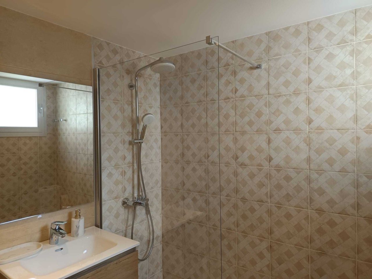 Modernes Badezimmer mit ebenerdiger Dusche, Glastrennwand und hochwertiger Ausstattung Modernes Badezimmer mit ebenerdiger Dusche, Glastrennwand und hochwertiger Ausstattung