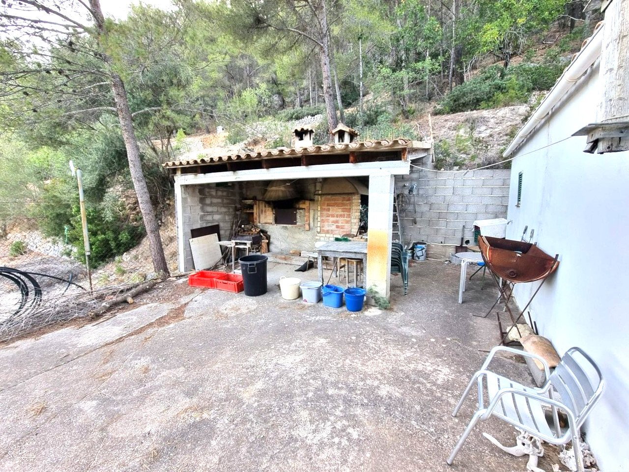 Überdachter Außenbereich mit integriertem Grillplatz und direktem Waldanbindung Überdachter Außenbereich mit integriertem Grillplatz und direktem Waldanbindung