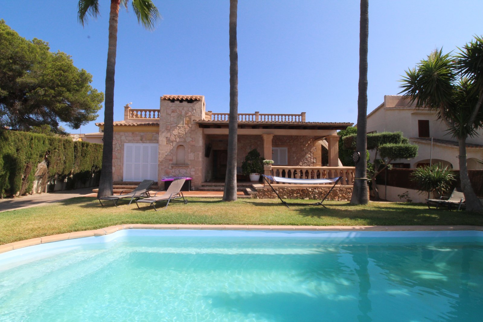 Hausansicht mit Pool Hausansicht mit Pool