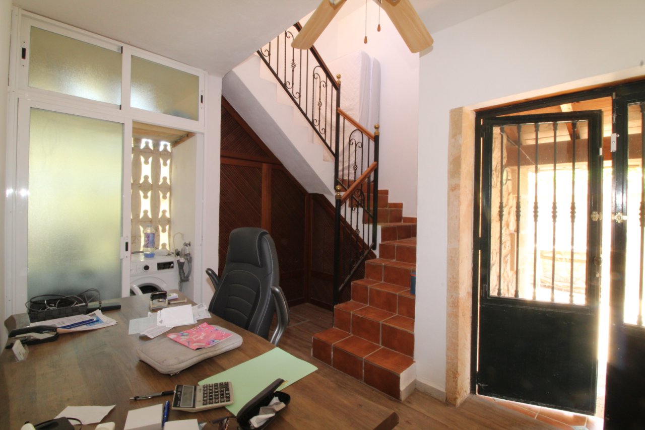 Büro mit Treppenhaus Büro mit Treppenhaus