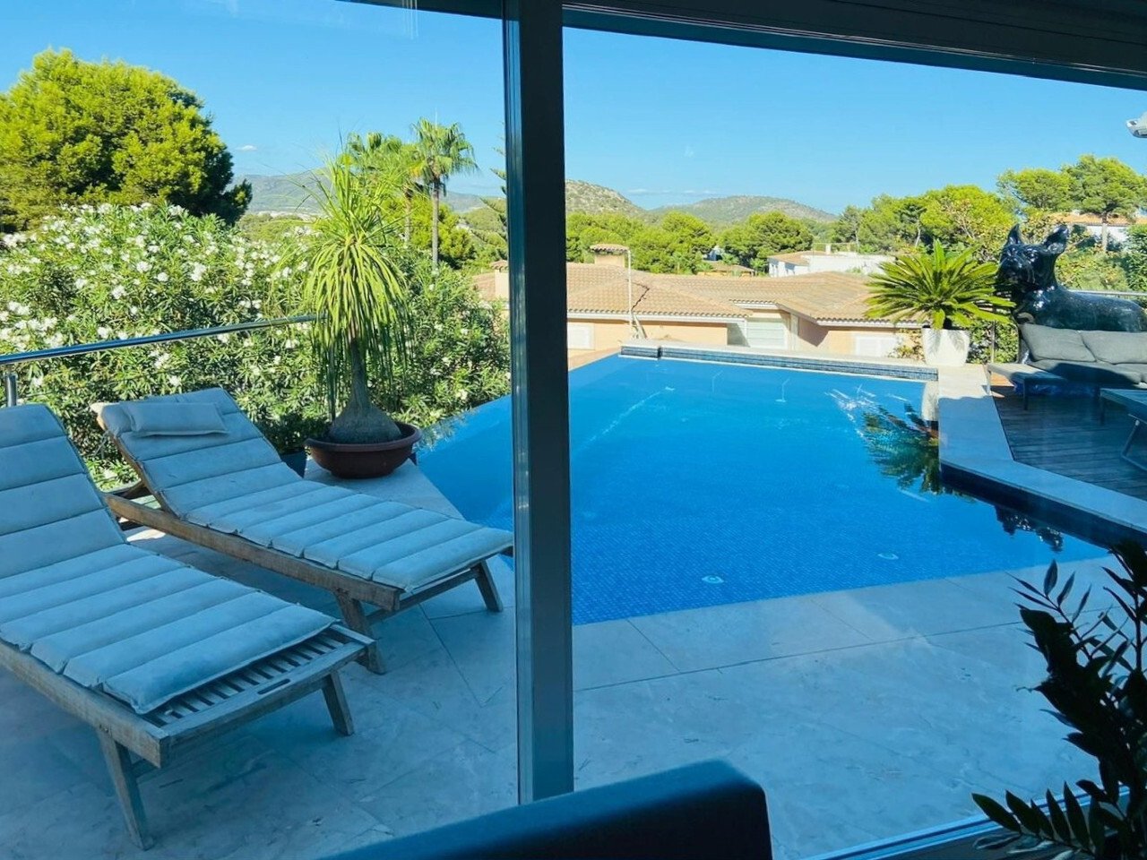 Poolbereich mit direkter Terrassenverglasung und unverbautem Bergpanorama Poolbereich mit direkter Terrassenverglasung und unverbautem Bergpanorama
