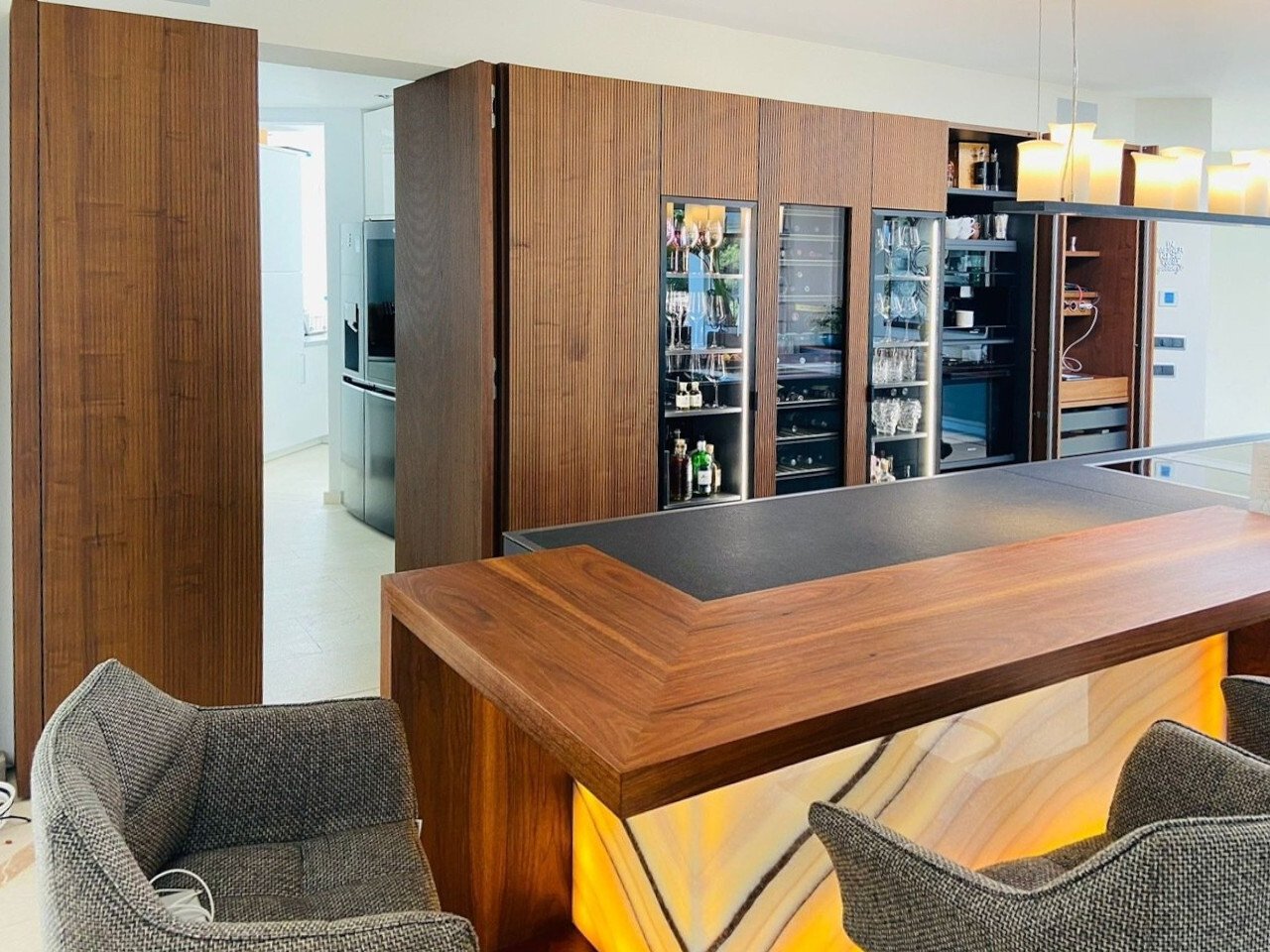 Moderne Designerküche mit umfangreicher Stauraum-Integration und zentraler Kücheninsel Moderne Designerküche mit umfangreicher Stauraum-Integration und zentraler Kücheninsel
