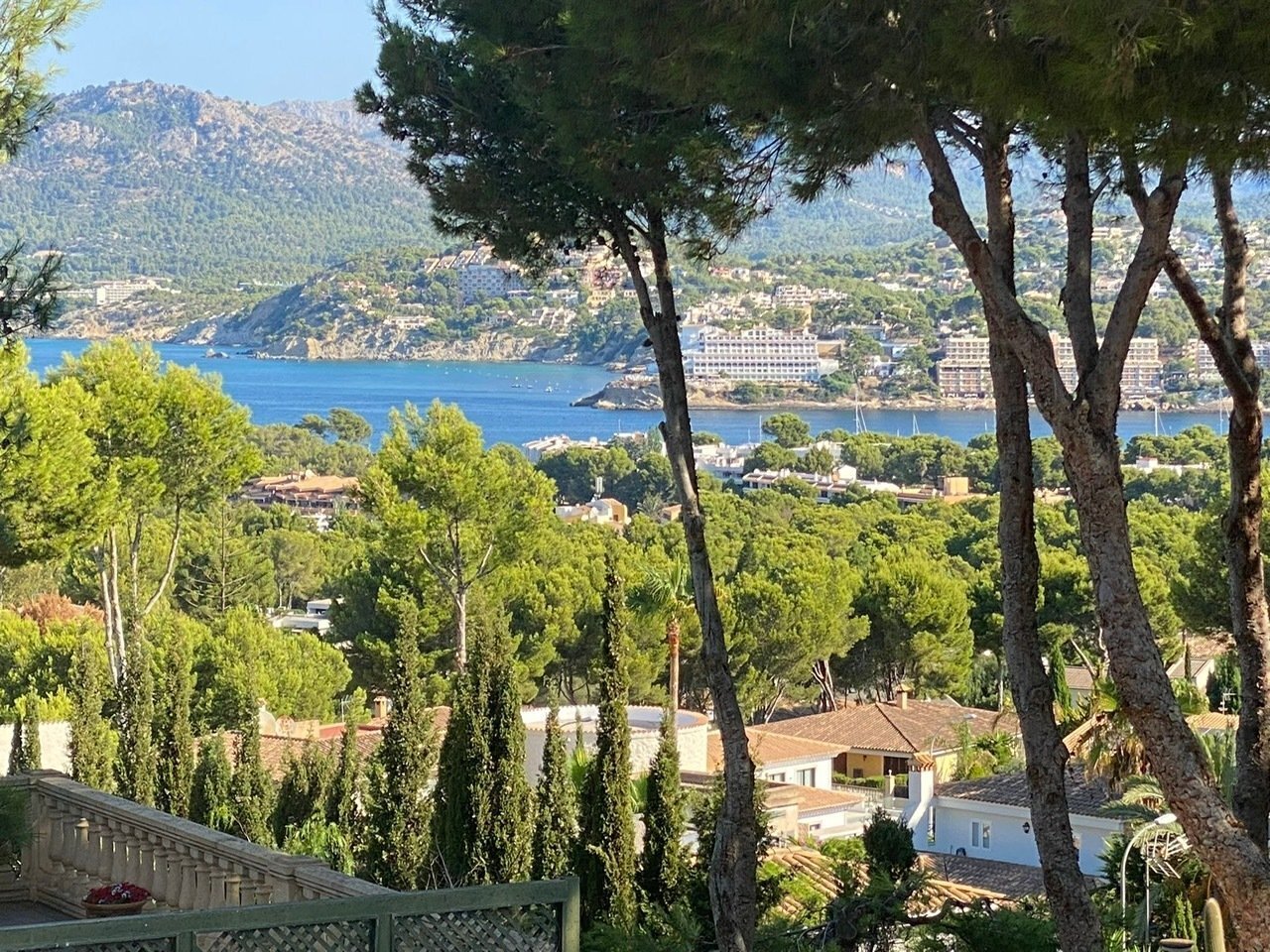 Spektakuläre Ausblicke auf Bucht und Berglandschaft von der privaten Aussichtsterrasse Spektakuläre Ausblicke auf Bucht und Berglandschaft von der privaten Aussichtsterrasse