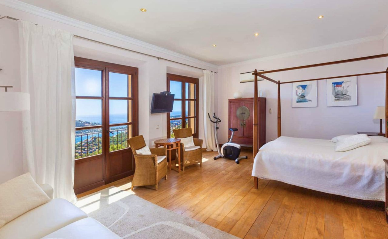 Luxuriöses Hauptschlafzimmer mit Meerblick-Terrasse und begehbarem Ankleidezimmer