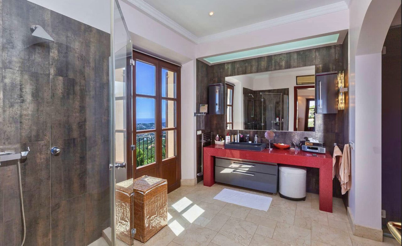 Luxusbadezimmer mit freistehender Wanne, begehbarer Dusche und Panoramablick aufs Meer