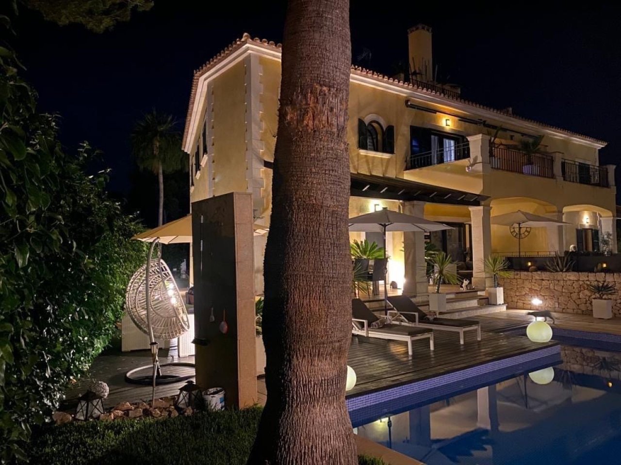 Elegante Außenanlage mit großzügiger Poolterrasse und hochwertiger Beleuchtung