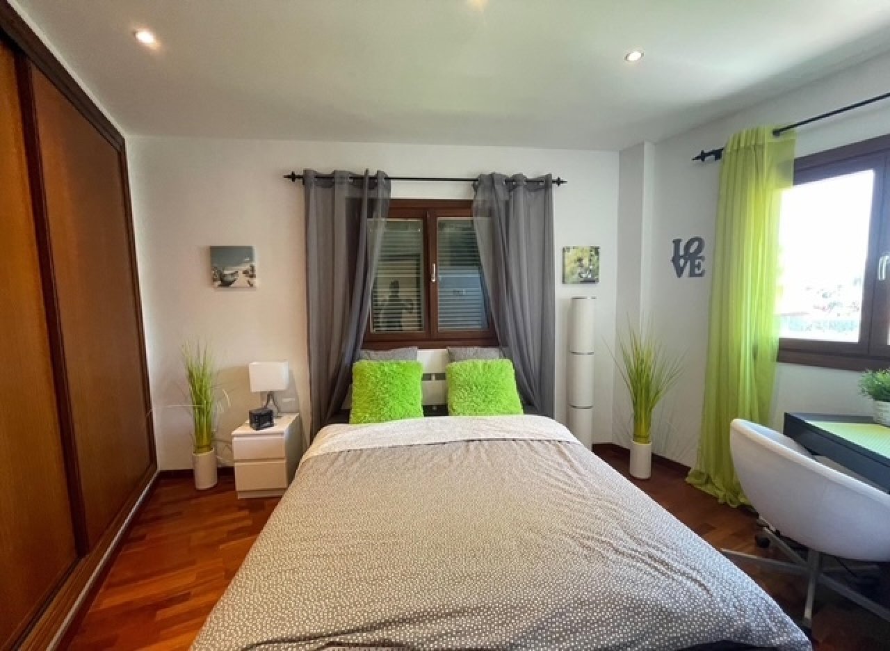 Hauptschlafzimmer mit Balkonzugang, Ankleideraum und hochwertigen Einbauschränken
