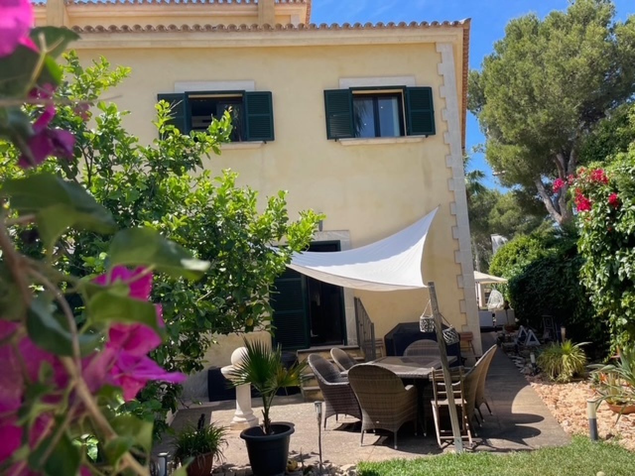 Sonnendurchflutete Terrasse mit integriertem Schattenspiel und direkter Anbindung an das Wohnhaus