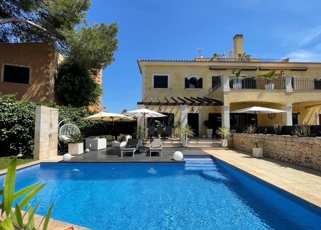 Luxuriöser Poolbereich mit überdachter Terrasse und direktem Zugang zum Wohnhaus