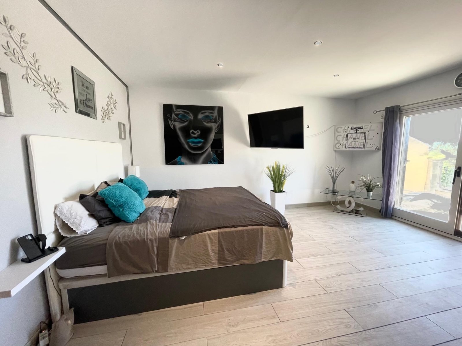 Geräumiges Schlafzimmer mit direktem Terrassenzugang und hochwertiger Ausstattung