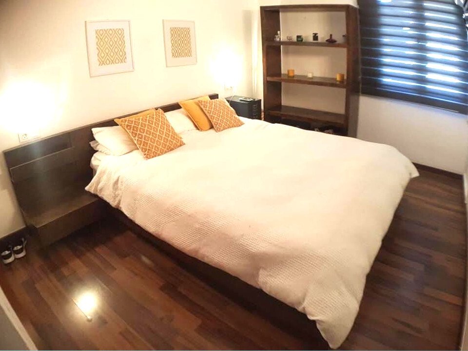 Schlafzimmer mit Parkettboden und integriertem Stauraum