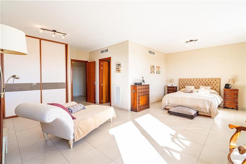 Hauptschlafzimmer mit separatem Ankleidezimmer und en-suite Badezimmer