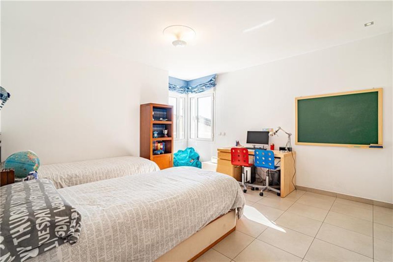 Helles Kinderzimmer mit flexibler Raumaufteilung und direktem Balkonzugang