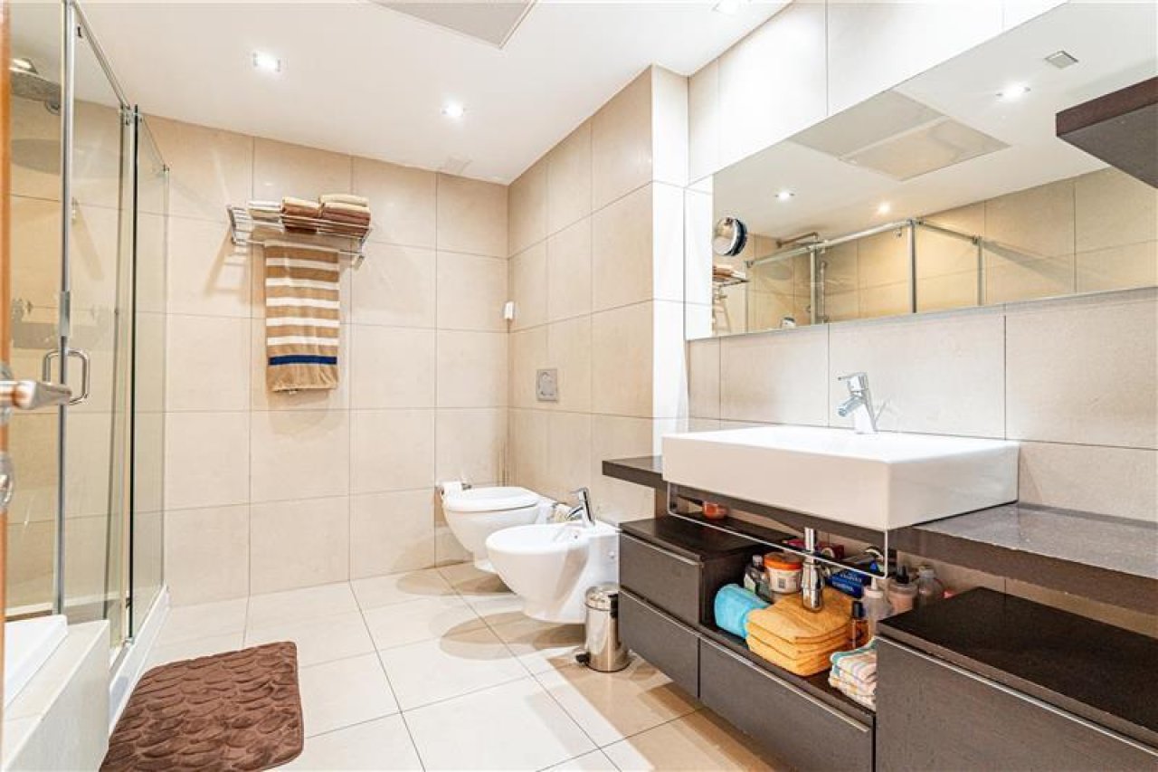 Modernes Badezimmer mit separatem WC, großflächigem Waschtisch und begehbarer Dusche