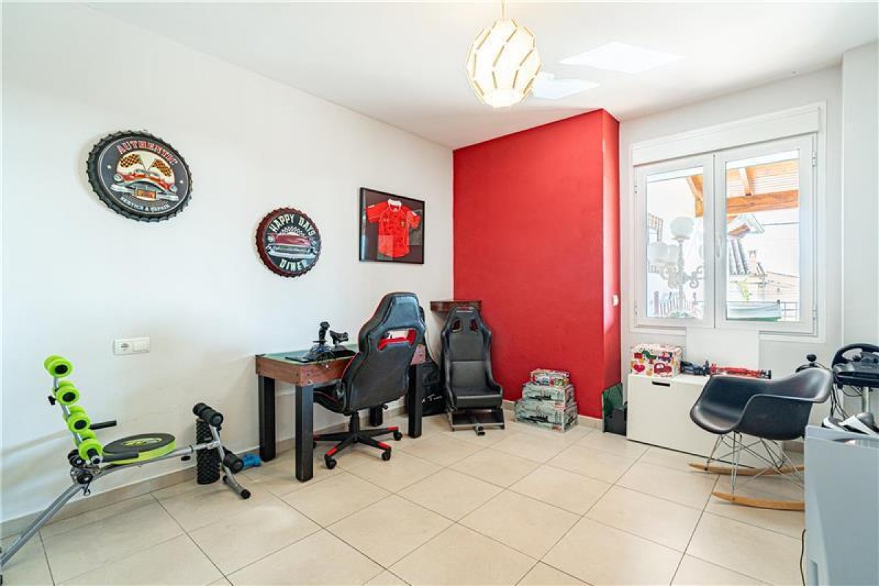 Vielseitiges Hobby- und Spielzimmer mit bodentiefen Fenstern und flexibler Nutzbarkeit