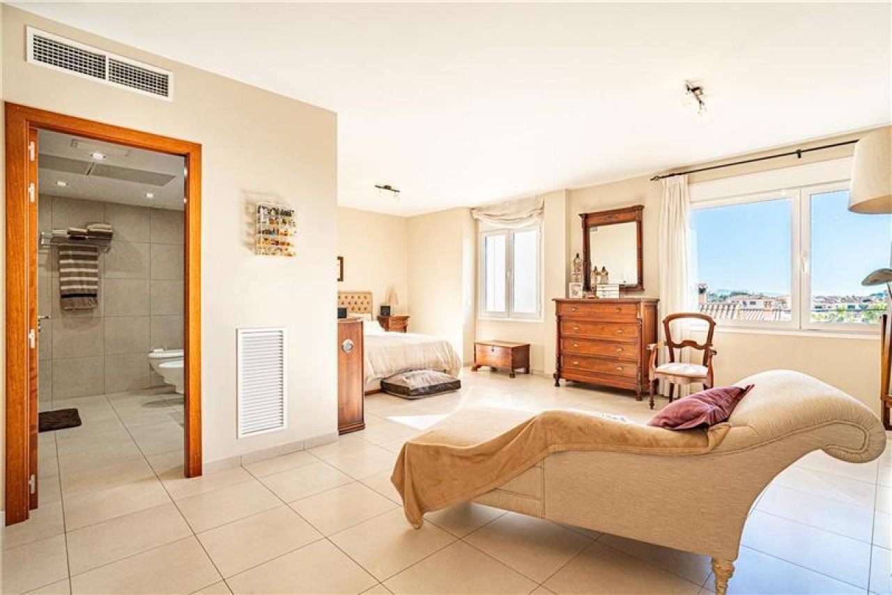 Luxuriöses Hauptschlafzimmer mit eigenem Spa-Bad und Panoramafenstern