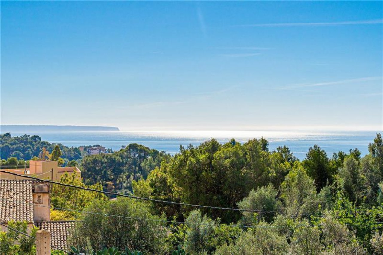 Spektakuläre Panoramablicke auf See und Küstenlandschaft