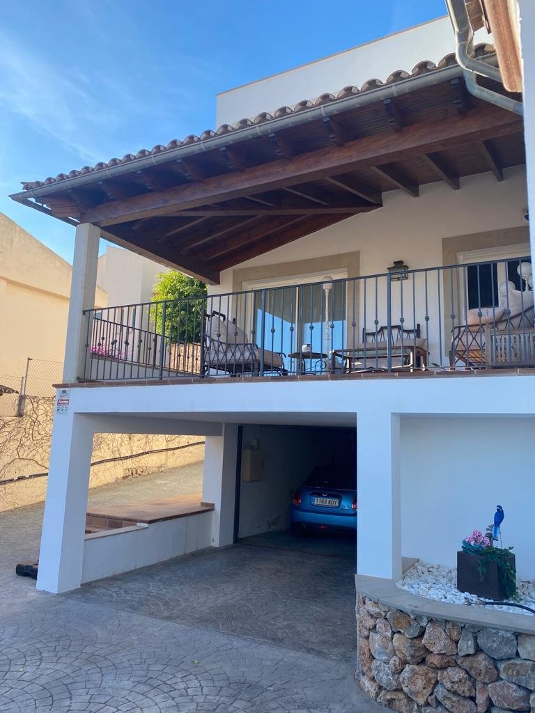 Carport mit integriertem Stellplatz und direkter Hausanbindung