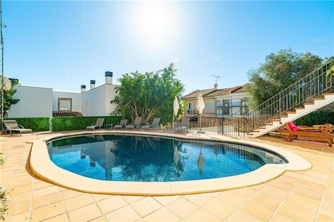 Erfrischungsoase mit hochwertiger Poolanlage und großflächiger Terrasse